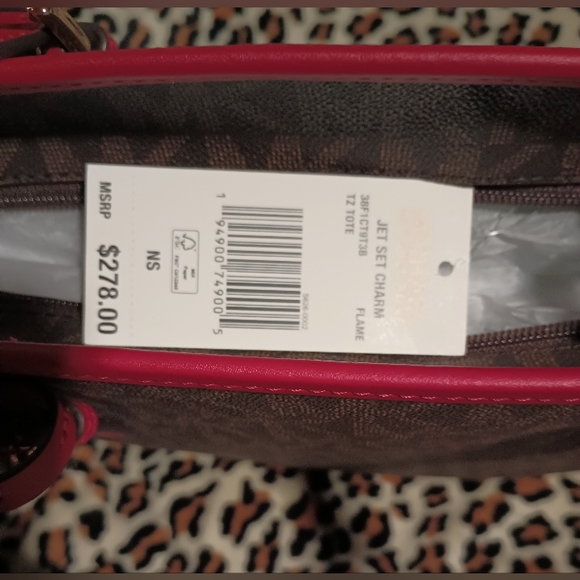 Michael Kors Jet Set Charm Large Tote - Picture 6 of 6